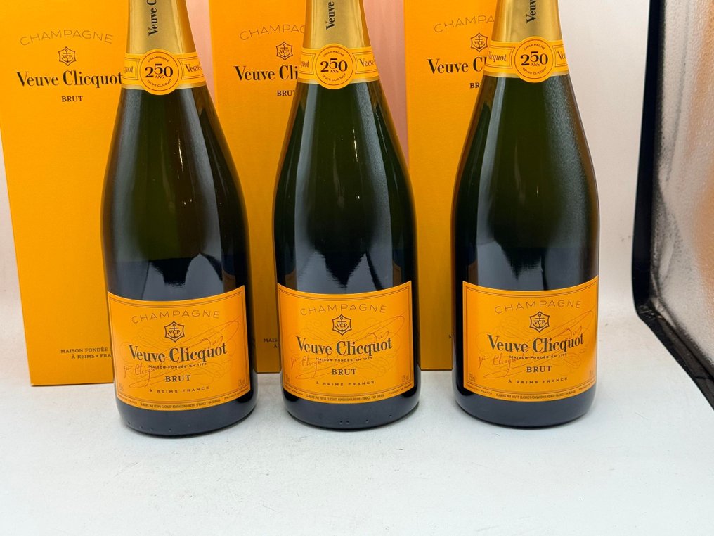 Veuve Clicquot, 250 ans - Champagne Brut - 3 Flaskor (0,75L) #2.1