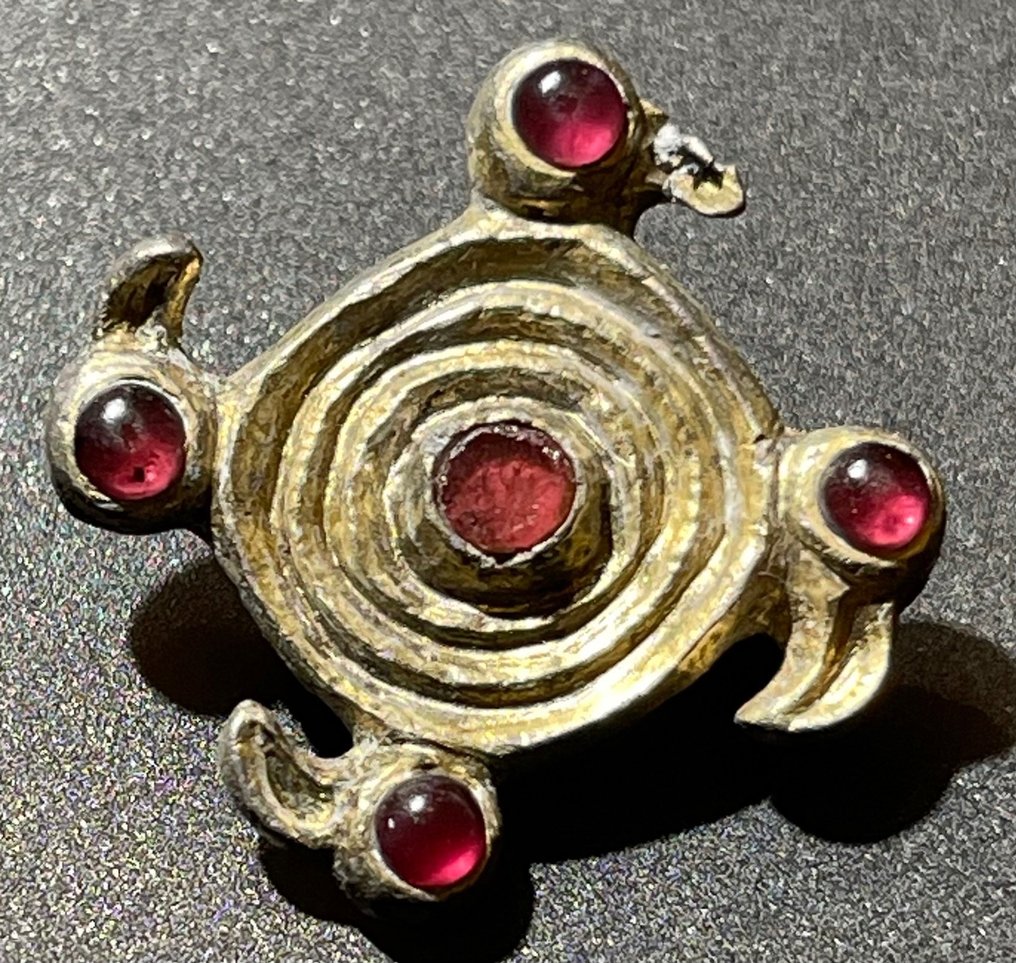 墨洛溫王朝 鍍金銀 太陽圓盤上的萬字形狀獨家胸針，上面有四個烏鴉頭和石榴石眼睛 #2.1