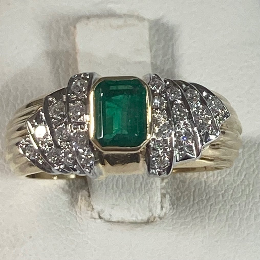 Ring - 18 kraat Gulguld -  1.00ct. tw. Smaragd - Diamant #1.1