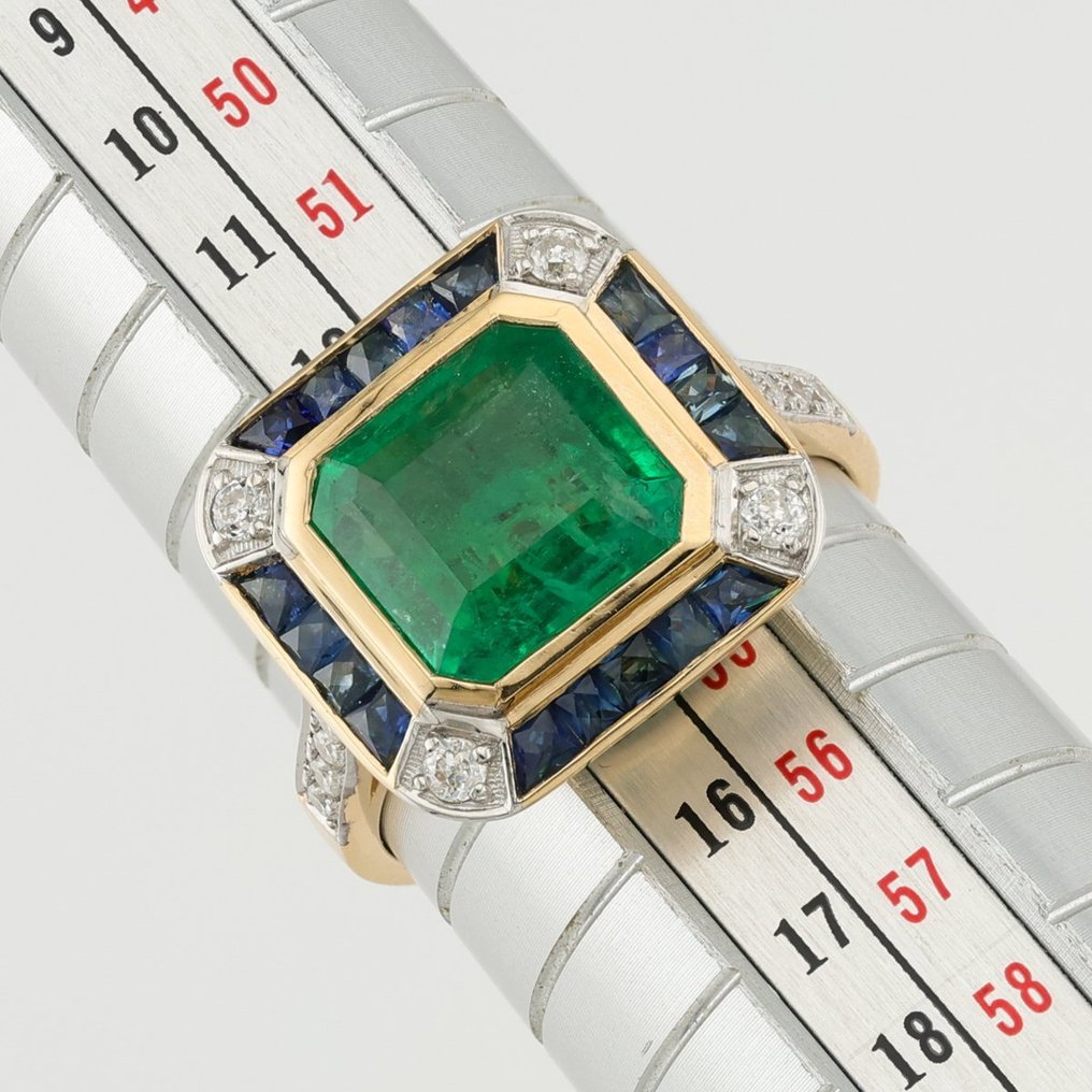 [LOTUS Certified] - (Emerald) 3.51 Cts - (Sapphire) 0.72 Cts (18) Pcs  (Diamonds) 0.24 Cts (14) Pcs - 14 K Bicolor - Anel #2.1