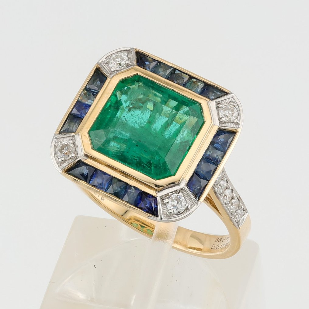 [LOTUS Certified] - (Emerald) 3.51 Cts - (Sapphire) 0.72 Cts (18) Pcs  (Diamonds) 0.24 Cts (14) Pcs - 14 quilates Bicolor - Anillo #1.2