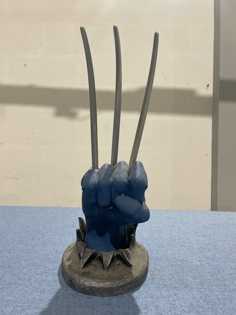 The Gloved Fist Of Wolverine Claws Desk Statue #2.1
