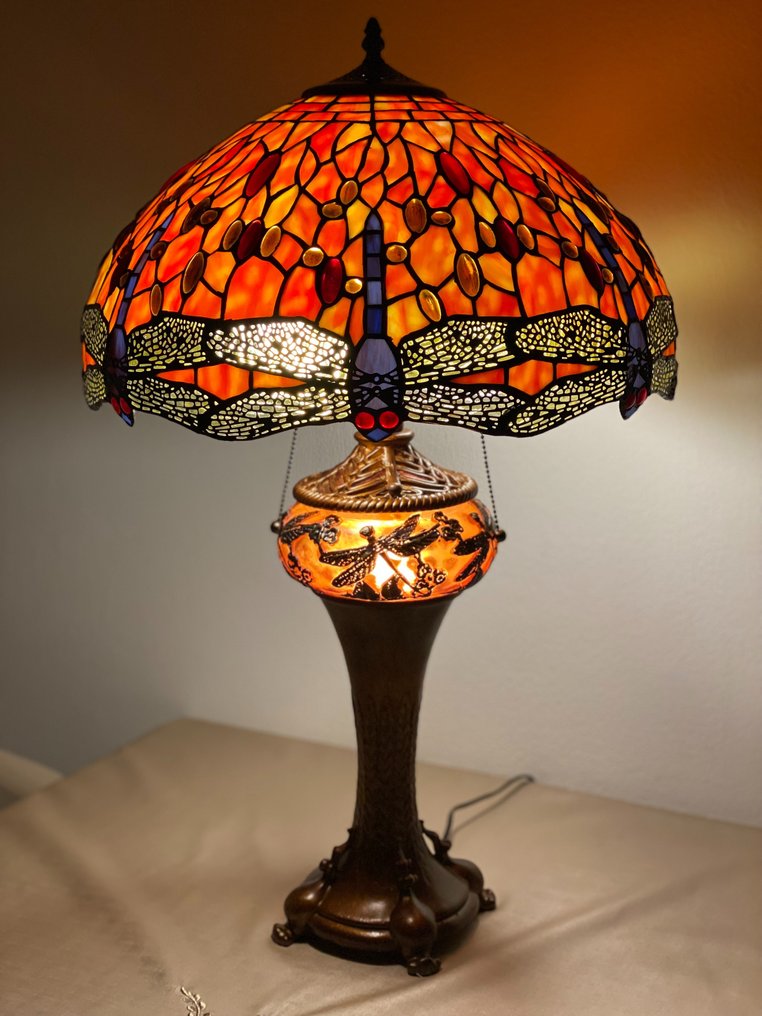 XXL Tiffany stijl tafellamp Studio Orange DRAGONFLY lamp met drie lichtpunten Ø 48x65cm! - Bordlampe - Glas in lood, hars. #1.0