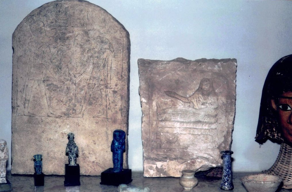 古埃及 石灰石 重要的石碑，法老阿蒙霍特普三世供奉索贝克神。49厘米高。西班牙出口许可证及旧证书 #4.3