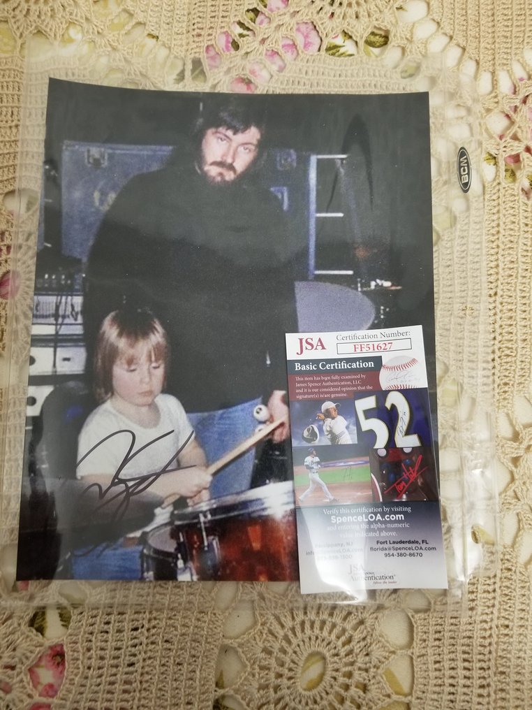 Led Zeppelin, Jason Bonham signed photo set with father John - Bücher, Pickbox mit Unterschriften, Trommelstöcke, COA-Foto - Nummerierte limitierte Auflage #1.2
