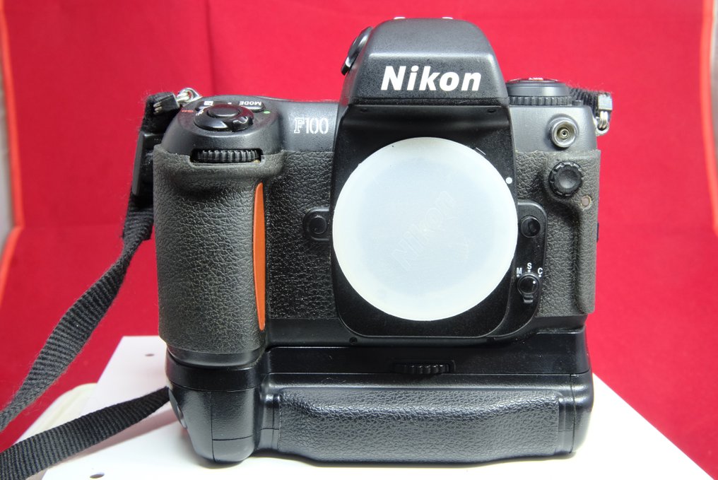 Nikon F 100 con impugnatura MB-15 | Spiegelreflexkamera (SLR) #1.1