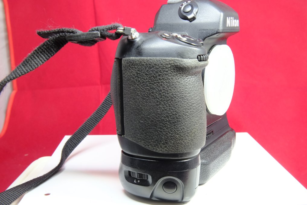 Nikon F 100 con impugnatura MB-15 | 單眼相機(SLR) #2.2