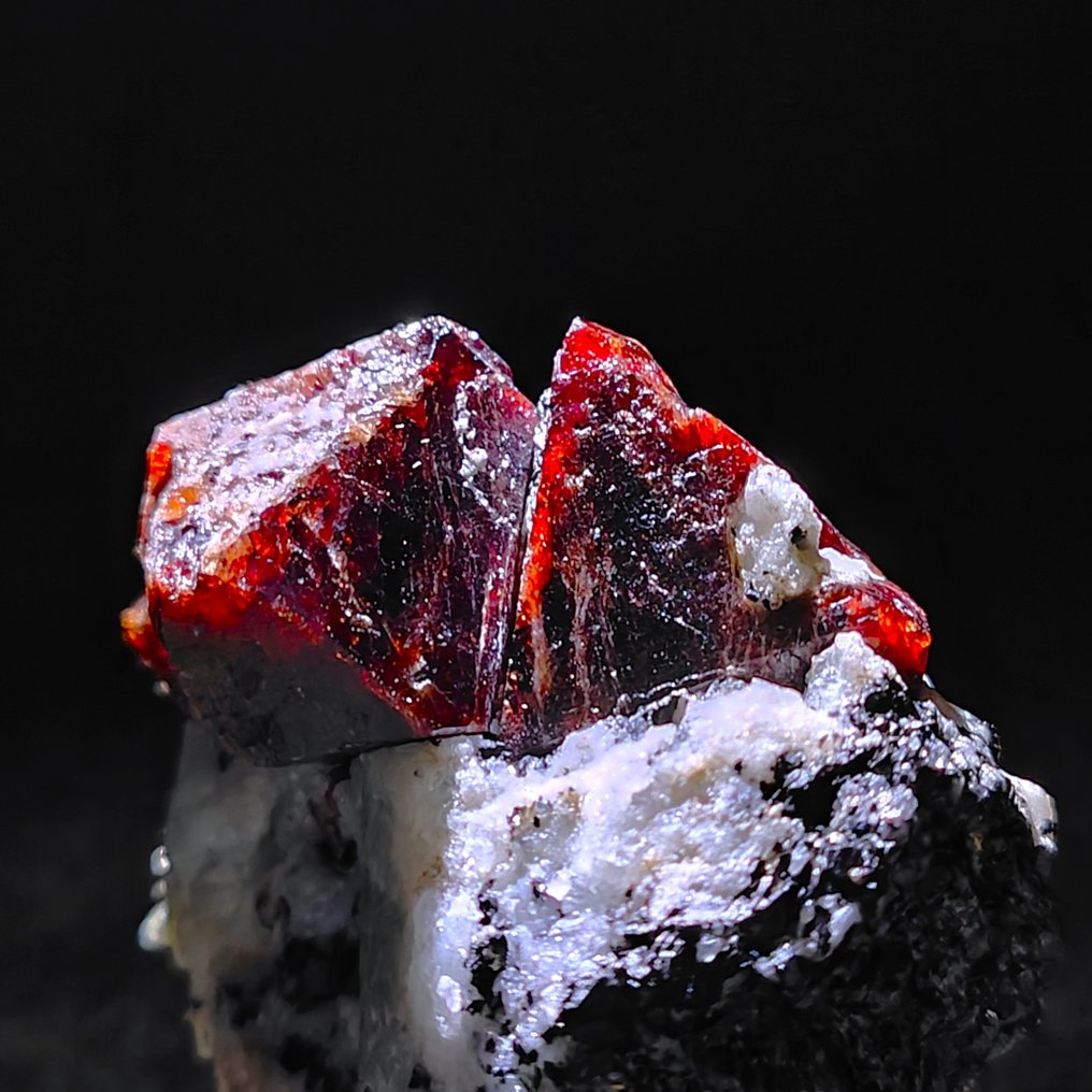 Enorm naturlig RÖD ZIRCON, extremt sällsynt! kristaller - Höjd: 87 mm - Bredd: 50 mm- 150.76 g #1.1