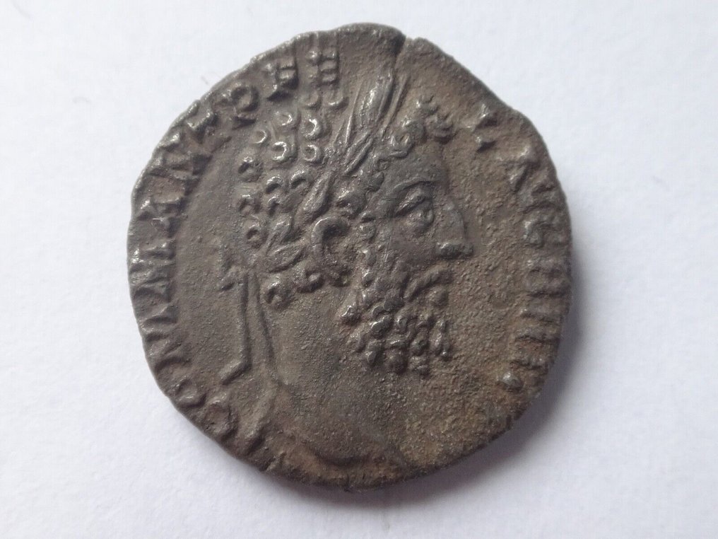 Imperio romano. COMMODUS (177-192). Rome. Denarius #3.1