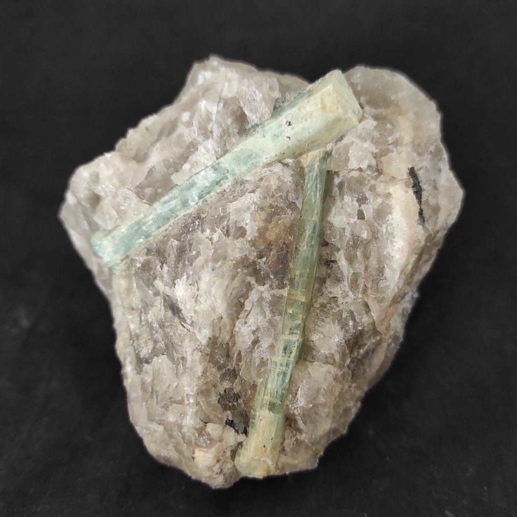 Aquamarine Cristal - Hauteur : 9 cm - Largeur : 8 cm- 630 g - (1) #1.2
