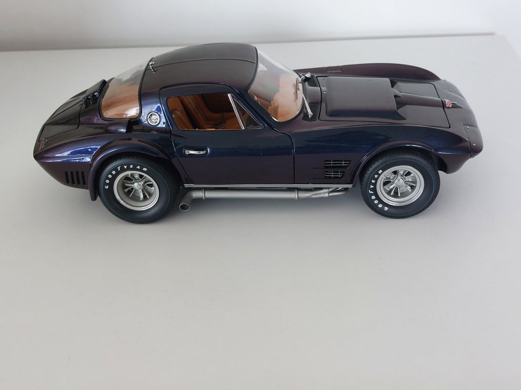 Exoto 1:18 - Voiture miniature - Exoto - 1963-65 Exoto Corvette Grand Sport Coupe #2.1