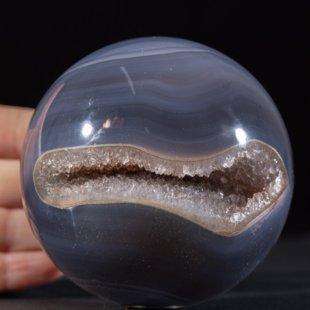 Exclusief - Agata Geode Sphere Top - Grimas Hoge kwaliteit Agaat bol met een Quartz geode Grimas - Hoogte: 89 mm - Breedte: 89 mm- 942 g #1.1