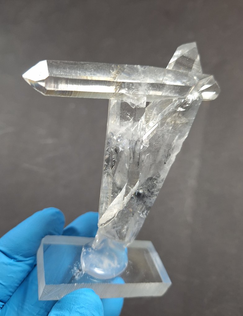 Rare bitumen in quartz Crystal cluster - Height: 10 cm - Width: 5 cm- 96 g #1.2