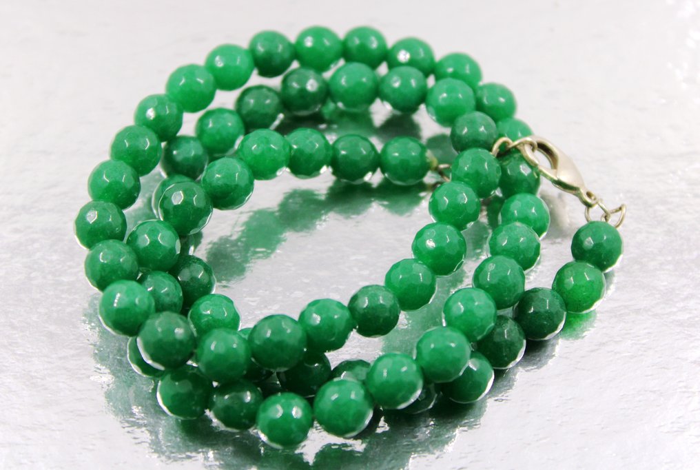 非常漂亮的手工项链,由翡翠圆形切面珠制成,重640克拉。 磨光- 128 g #1.0