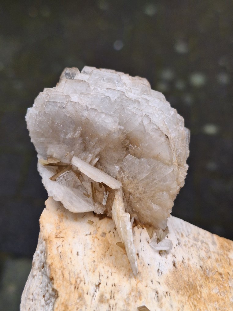 Albite-lajike cleavelandiitti Kristallit välimassassa - Korkeus: 22 cm - Leveys: 12 cm- 1946 g #2.1