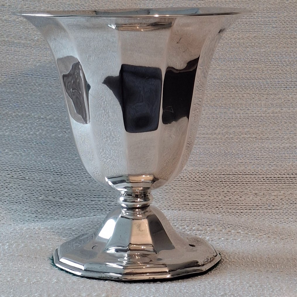 Vase -  stor hollandsk vase i sølv fra 1929 med vektet bunn, scalloped modell på bunnen.  - Sølv #1.1