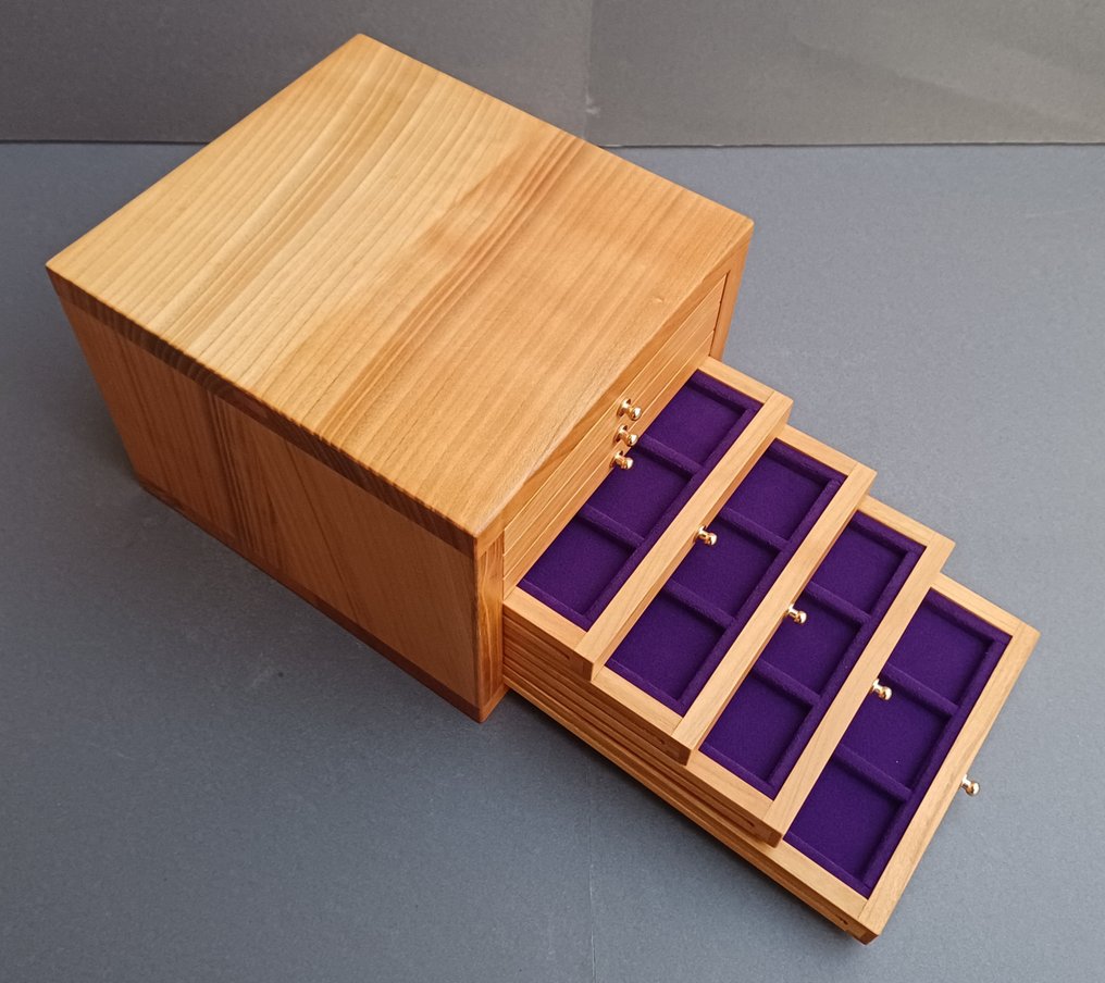 tilbehør. 7-drawer solid cherry coin cabinets each composed of 12 boxes of 38x38 mm #1.0