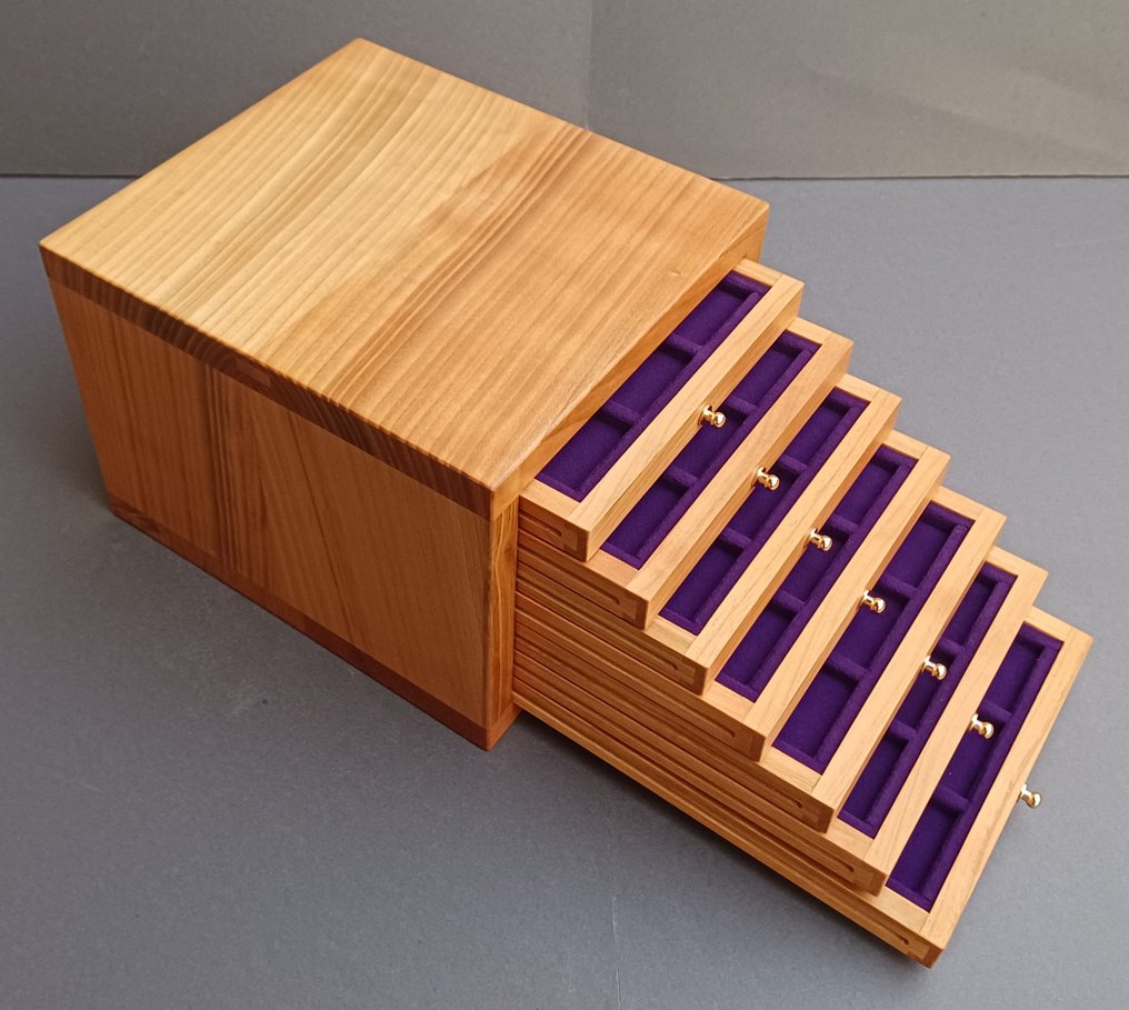 tilbehør. 7-drawer solid cherry coin cabinets each composed of 12 boxes of 38x38 mm #1.0