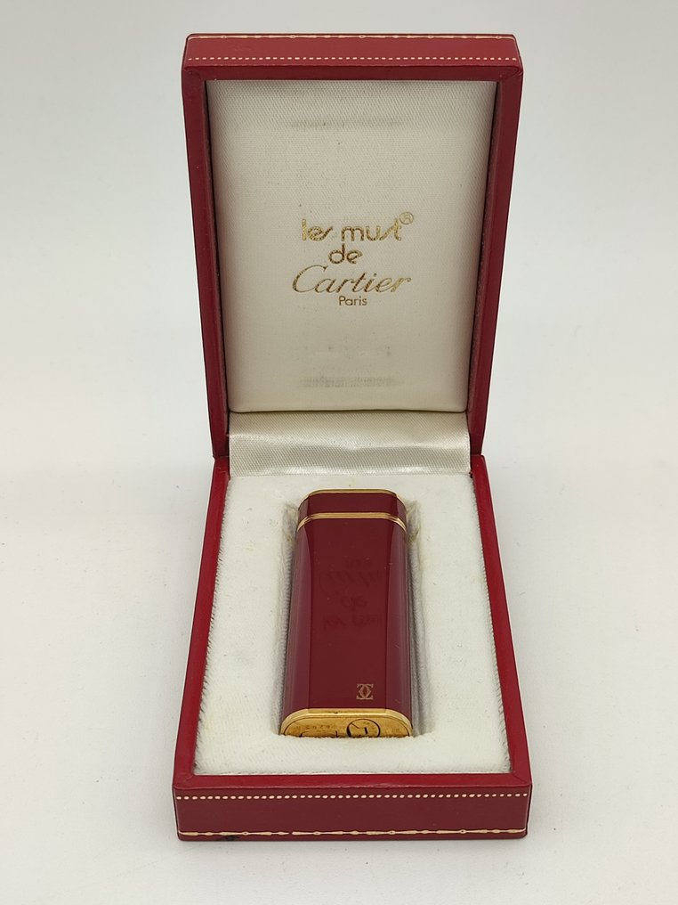 Cartier - Red Chinese Laquer & Gold Plated *with box* - Lighter - Plakett eller #1.2
