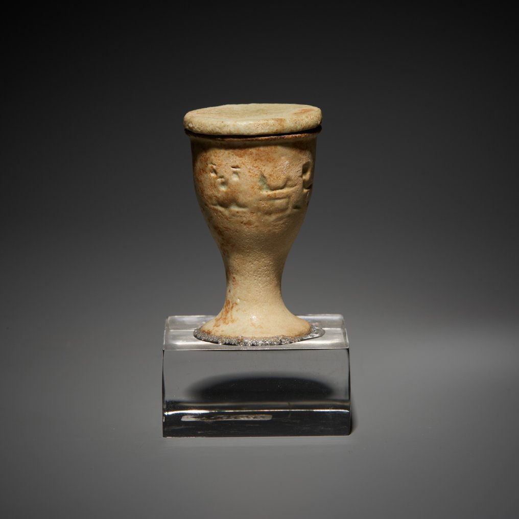 Antigo Egito, Pré-dinástico Faience Oferecendo vaso com inscrição. Período Tardio, 664 - 332 a.C. 4,8 cm de altura. #1.1