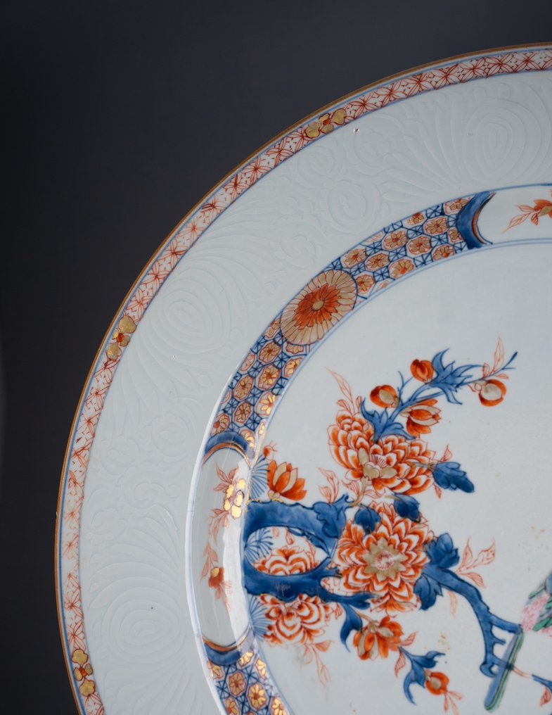 Kangxi ca. 1720 - Large (43,0 cm) - 盤子 - Large! - MAGPIEHUNTING A BUTTERFLY in PINK - With overglaze red and gold! - 瓷器 #2.2