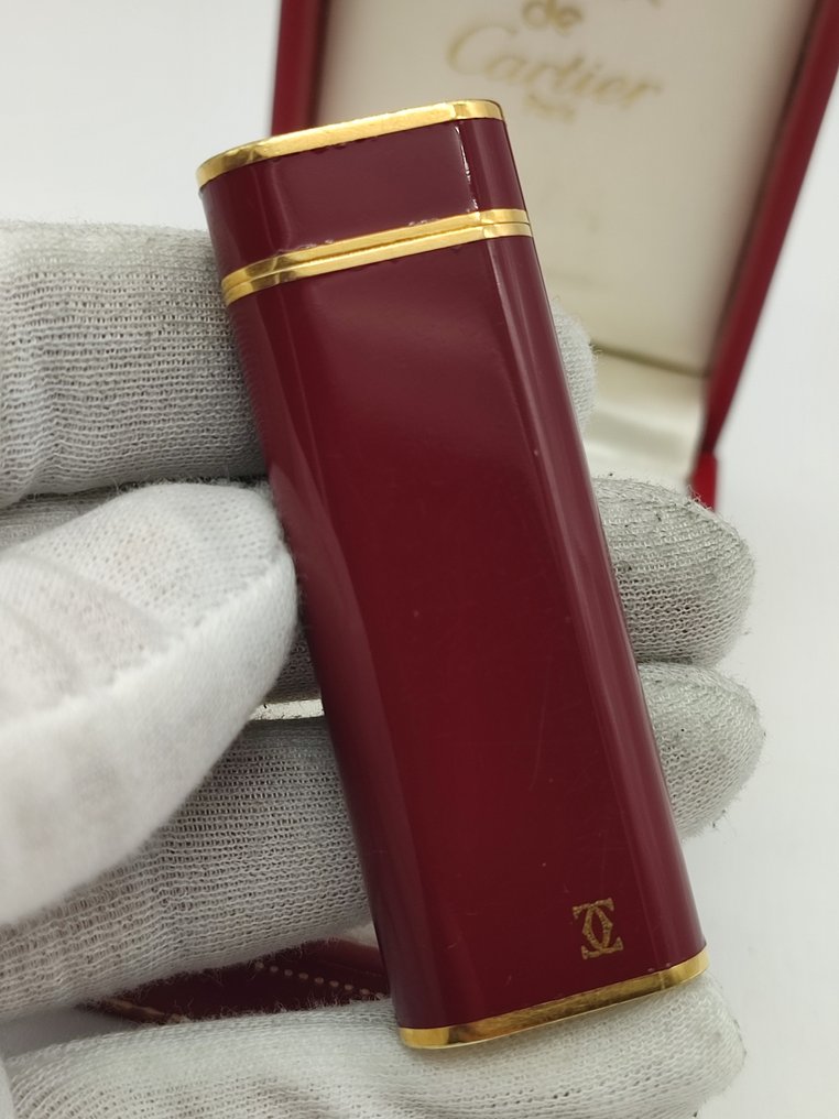 Cartier - Red Chinese Laquer & Gold Plated *with box* - Lighter - Plakett eller #2.1