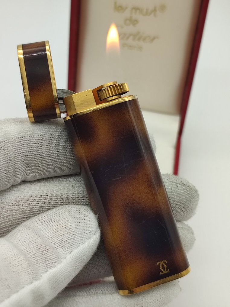 Cartier - Brown Chinese Lacquer & Gold Plated * with box * - Lighter - Plakett eller #1.1