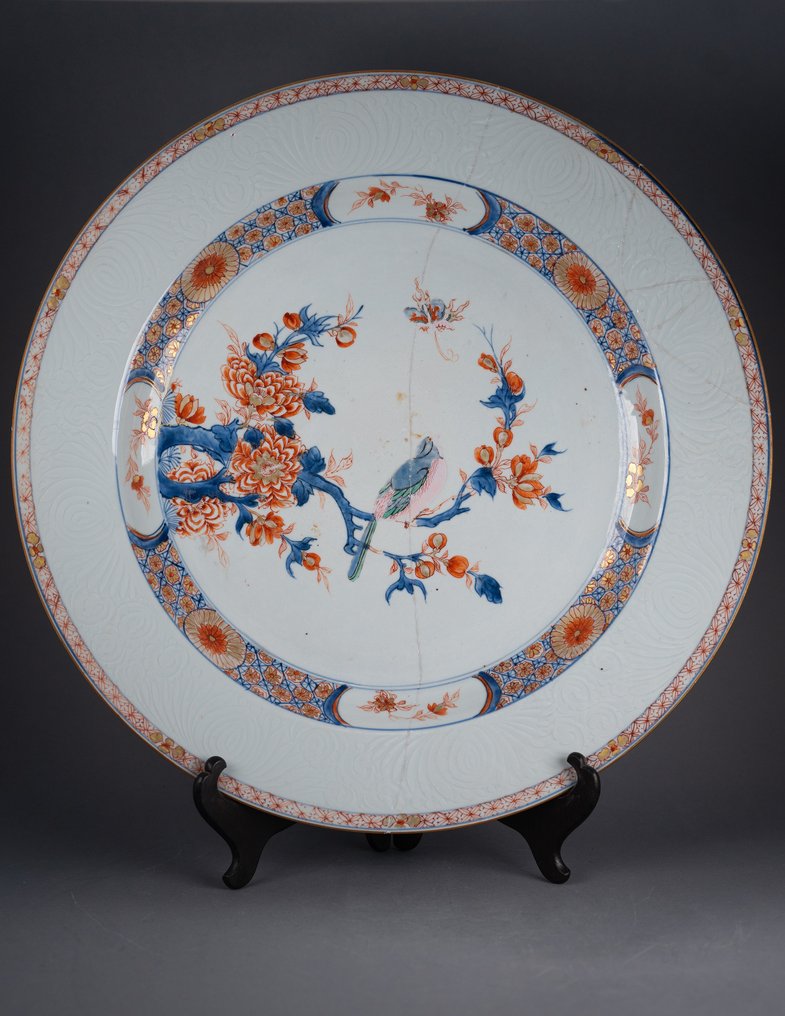 Kangxi ca. 1720 - Large (43,0 cm) - Bord - Large! - MAGPIEHUNTING A BUTTERFLY in PINK - With overglaze red and gold! - Porselein #2.1