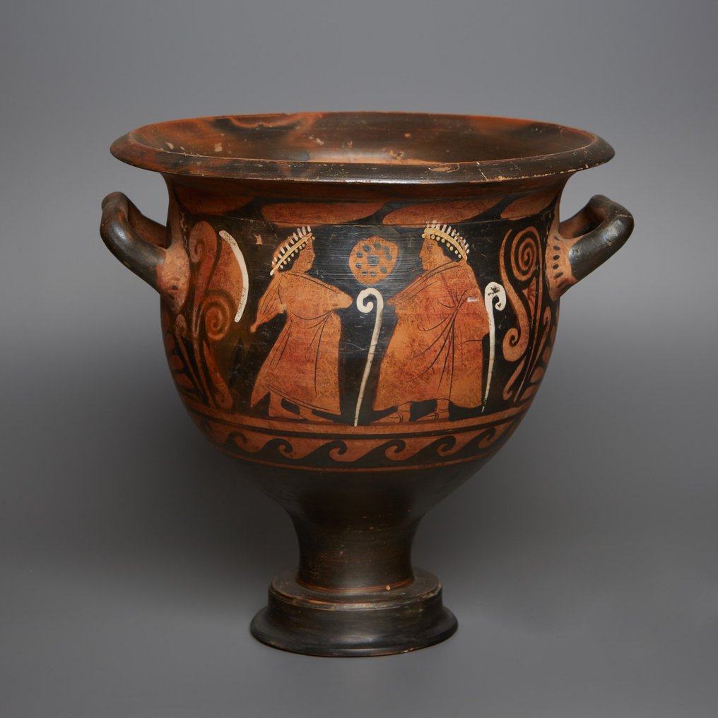 Magna Grecia, Kampanien Töpferware Glockenkrater mit Bankettszene. 4. Jahrhundert v. Chr.. 25 cm Höhe. #2.1