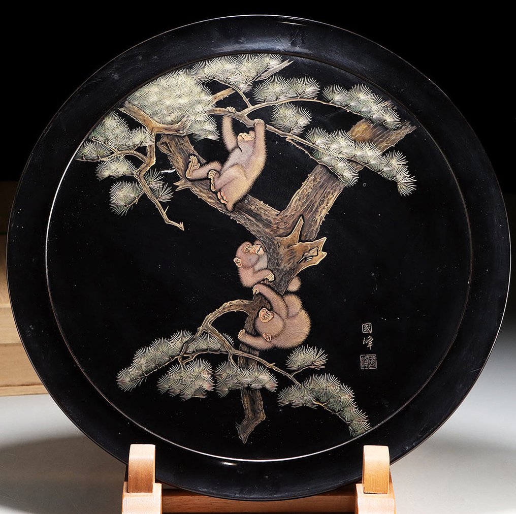 Nishimura Kunimine - 托盤 - 非常精美的沉金盤和漆畫“三隻猴子在松樹上玩耍”， - 木, 金色 #1.1