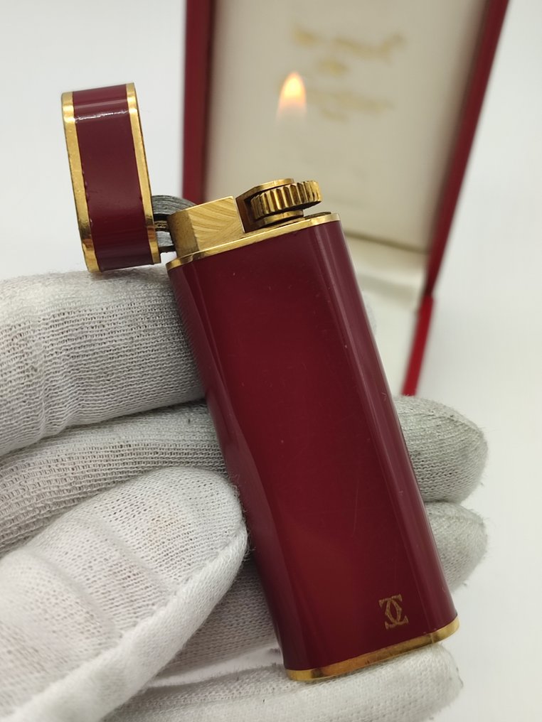 Cartier - Red Chinese Laquer & Gold Plated *with box* - Lighter - Plakett eller #1.1