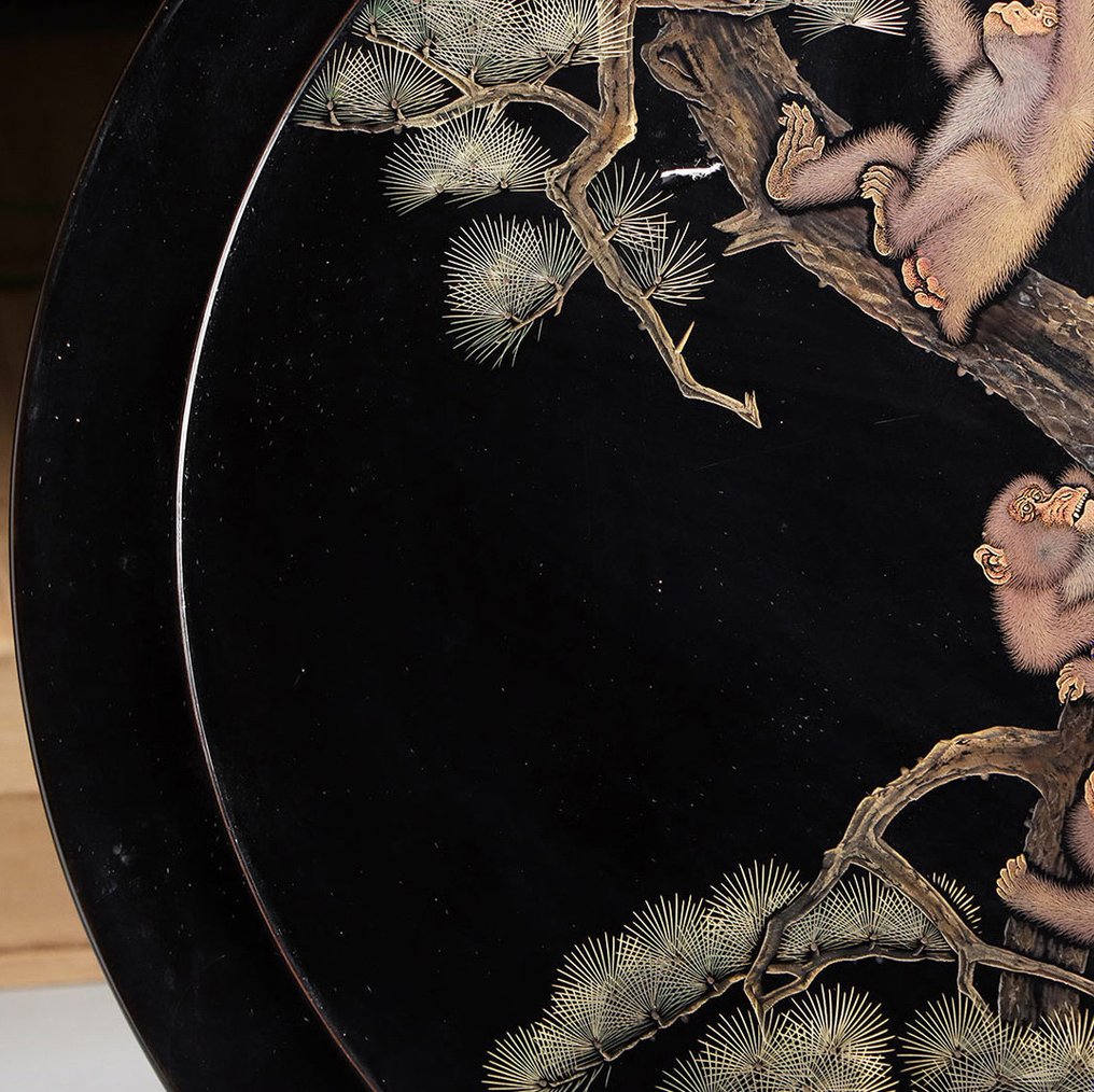 Nishimura Kunimine - 托盤 - 非常精美的沉金盤和漆畫“三隻猴子在松樹上玩耍”， - 木, 金色 #2.1