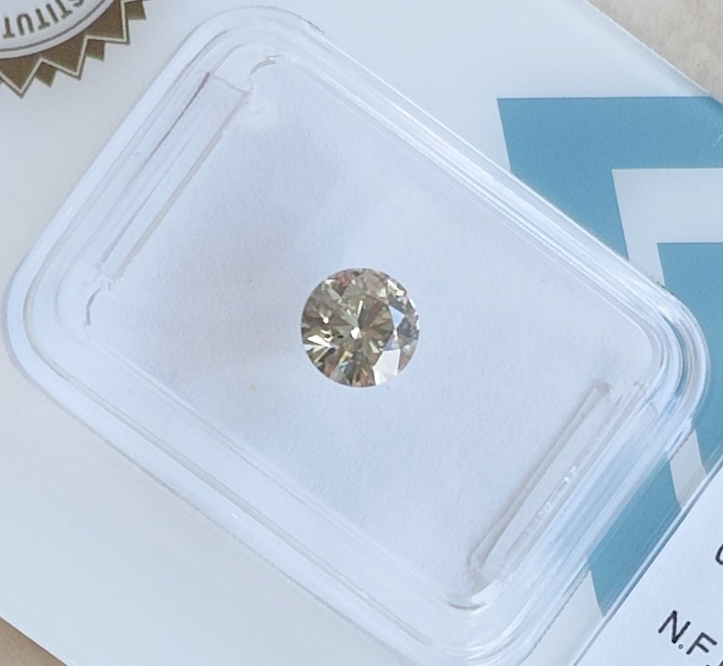 1 pcs Diamante  (Colorido natural)  - 0.61 ct - Redondo - Fancy light Amarelado Verde - SI2 - International Gemological Institute (IGI) #2.2