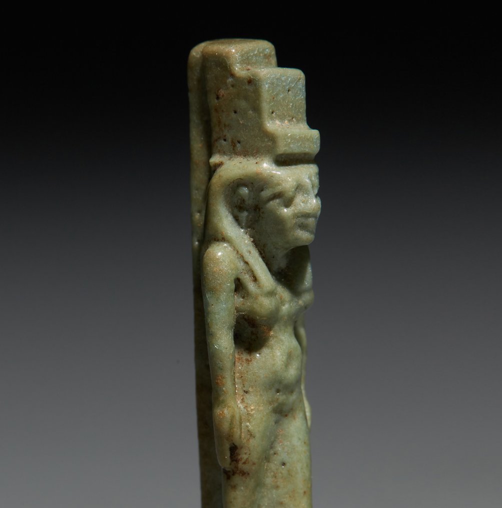 古埃及 Faience 女神伊西斯的護身符。晚期，西元前 664 - 332 年。 3.2 公分高。 #1.2