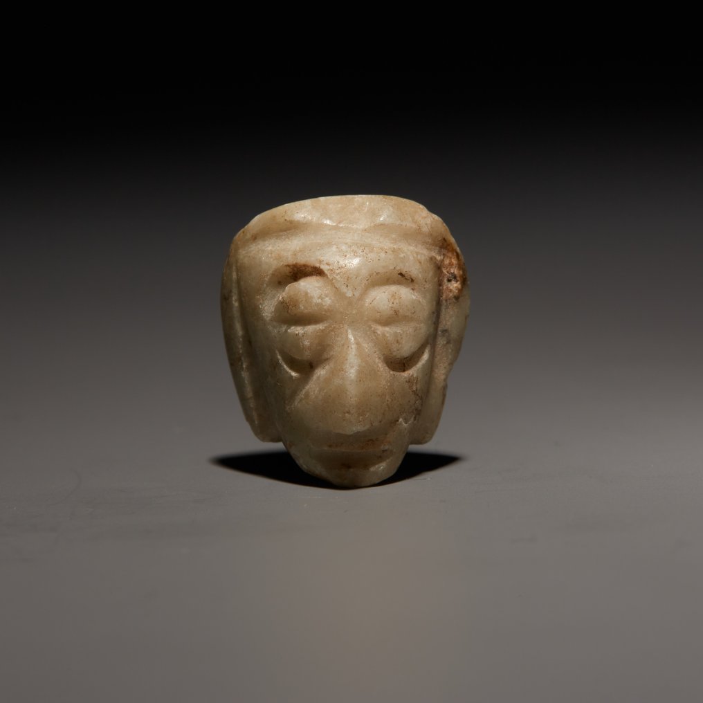 Mixteca, Mexiko Jade Maskenförmiger Anhänger. 800 - 1200 n. Chr. 2,1 cm hoch. Spanische Importlizenz. #1.1