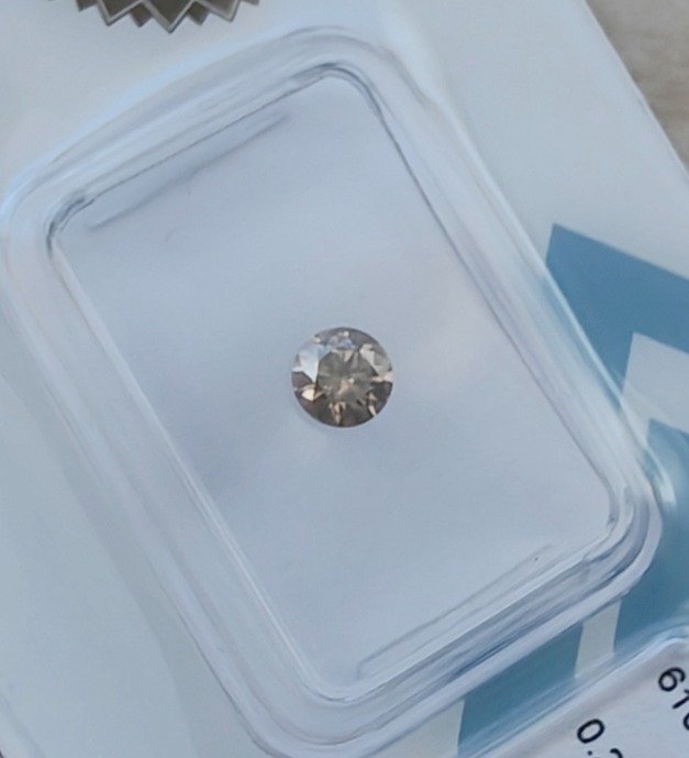Fără preț de rezervă - 1 pcs Diamant  (Colorat natural)  - 0.29 ct - Rotund - Fancy gălbui Portocaliu - I1 - IGI (Institutul gemologic internațional) #2.2