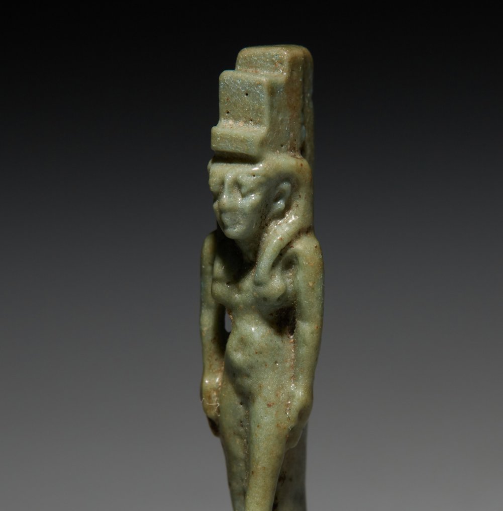 古埃及 Faience 伊西斯女神护身符。晚期，公元前 664 - 332 年。高 3.2 厘米。 #2.1