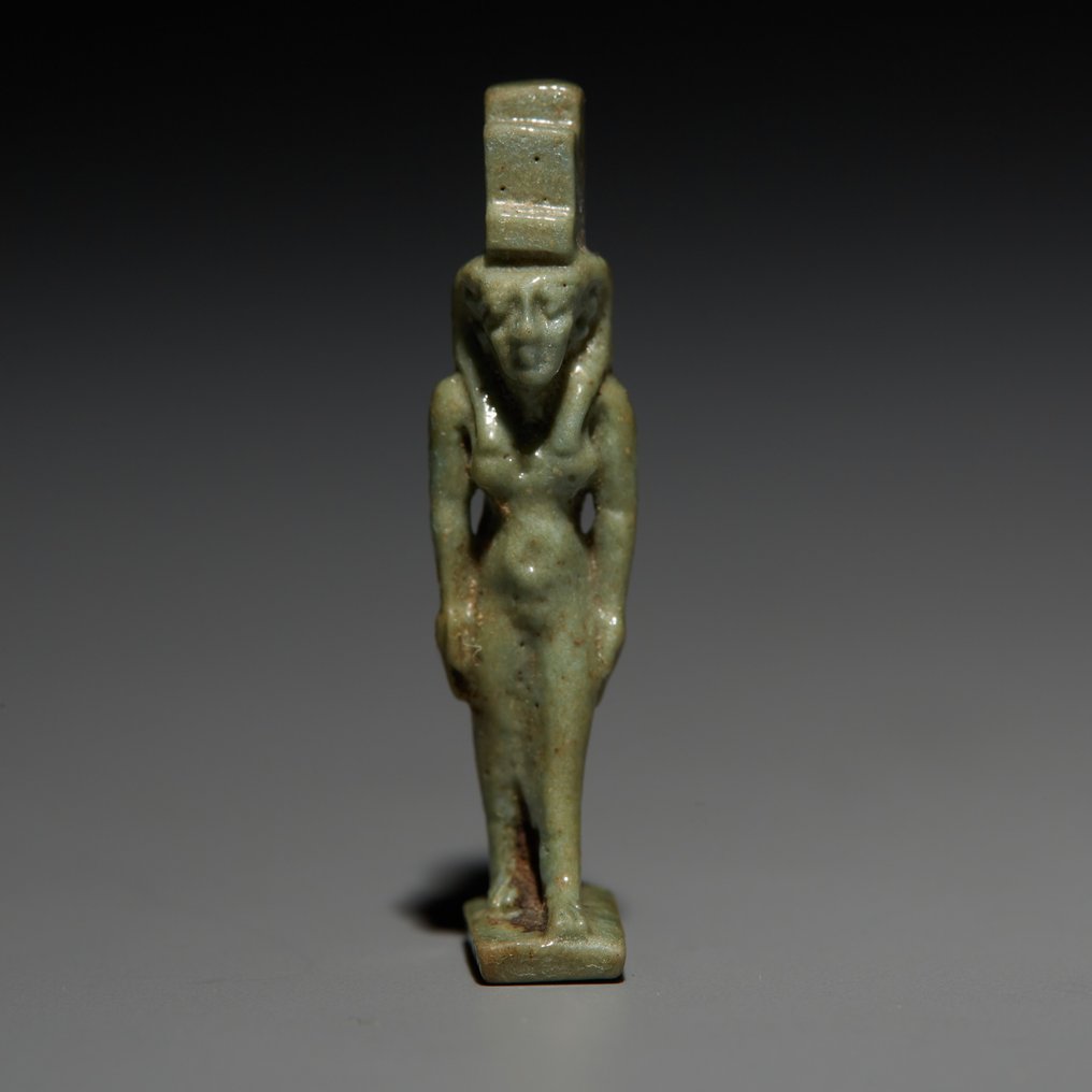 古埃及 Faience 女神伊西斯的護身符。晚期，西元前 664 - 332 年。 3.2 公分高。 #1.1