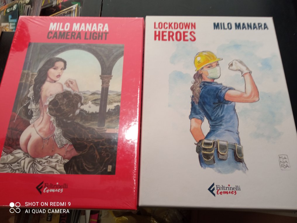 Milo Manara - 2 Portfolio - "Camera Light" e "Lockdown Heroes" - 48x grafiche con timbro a secco #1.0