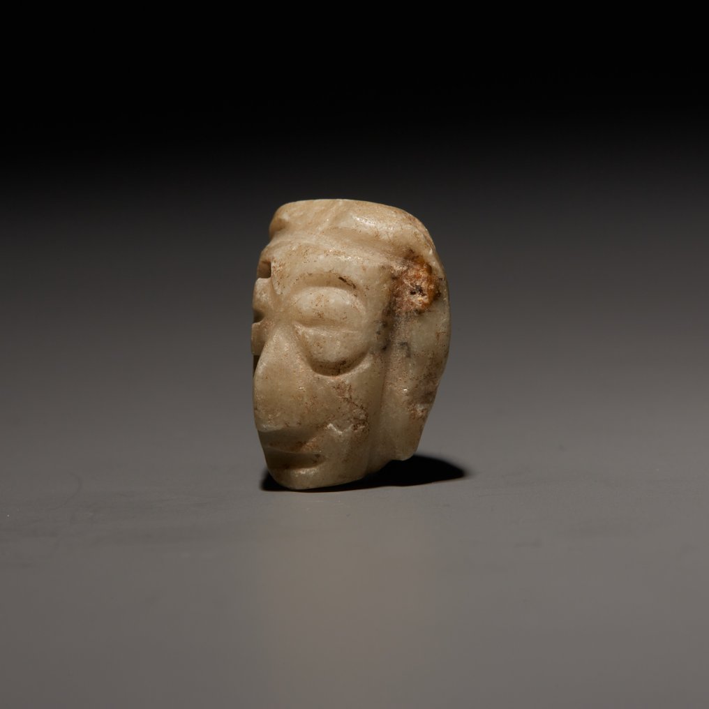 Mixteca, Mexico Jade Maskeformet vedhæng. 800 - 1200 e.Kr. 2,1 cm højde. Spansk importlicens. #2.1