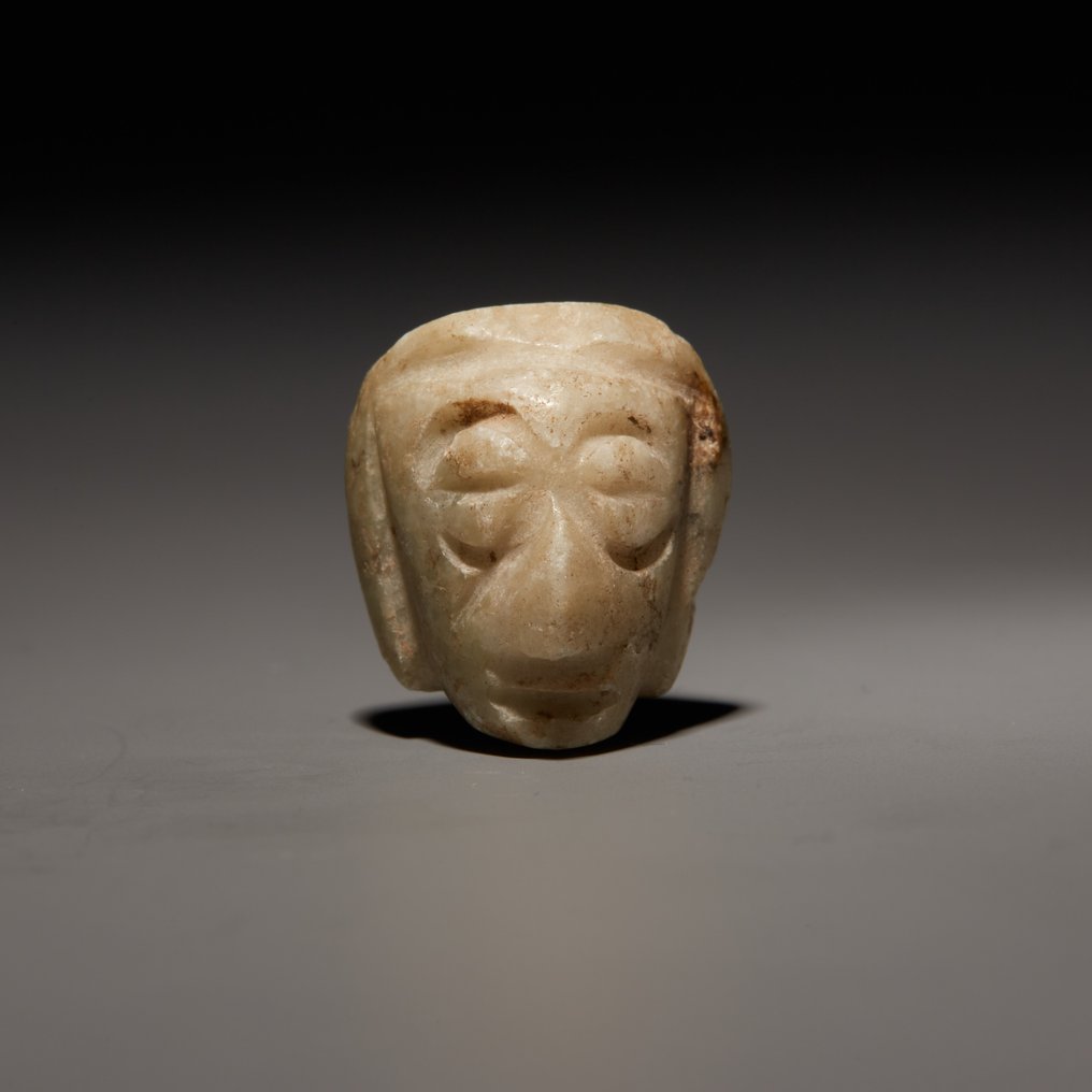 Mixteca, Mexiko Jade Maskformat hänge. 800 - 1200 e.Kr. 2,1 cm höjd. Spansk importlicens. #1.2