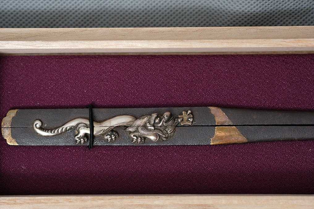 Zeer zeldzame grote en kwaliteit Wari-Kōgai 割笄 "Dragon" van Katana (of Tachi) Koshirae - Shakudo, gouden inleg en massief zilveren drakenfiguur - Japan - Edo #2.1