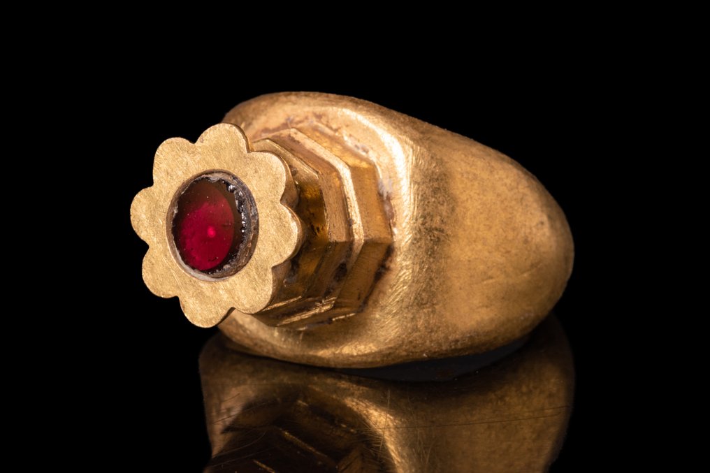 Merowing Złoty pierścionek z klejnotem granatu #1.1
