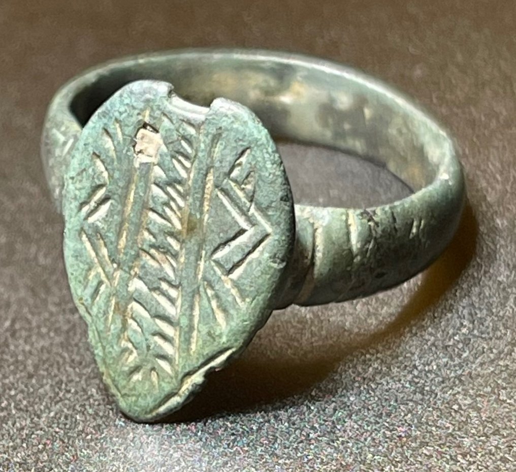 Μεσαιωνική, εποχή σταυροφόρων Μπρούντζος Όμορφο, πλούσια διακοσμημένο ψευδό δαχτυλίδι Archers. Με Αυστριακή Άδεια Εξαγωγής #3.1