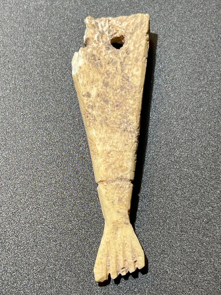 Medievale, epoca delle crociate Osso Amuleto in osso medievale dell'epoca dei crociati a forma di gamba stilizzata, un ricordo simbolico  (Senza Prezzo di Riserva) #2.1