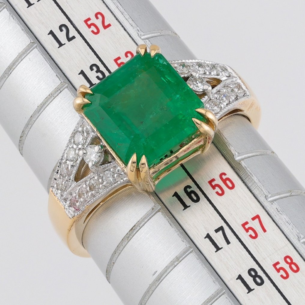 (GIA Certified) - Emerald (3.23) Cts Diamond (0.17) Cts (18) Pcs - Ring - 14 kt Gelbgold, Weißgold #2.1