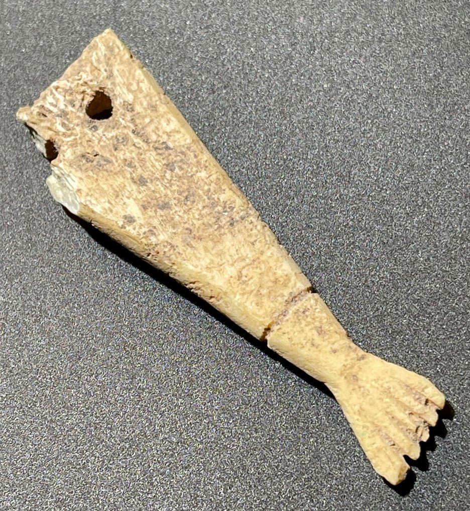 Medievale, epoca delle crociate Osso Amuleto in osso medievale dell'epoca dei crociati a forma di gamba stilizzata, un ricordo simbolico  (Senza Prezzo di Riserva) #1.1