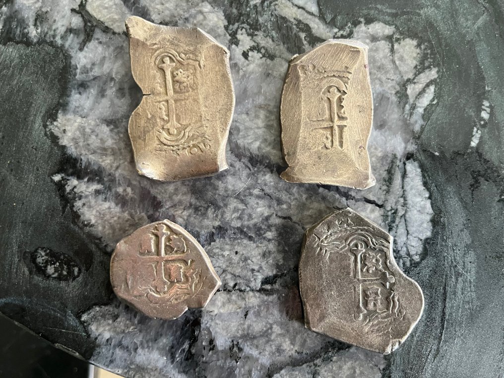 Spanien. Extremely rare cob treasure. Lot of 4 cob coins (3 x 8 Reales, 1 x 4 Reales), 17th century. Provenance: Found during the construction of the Radio Tower in Male, Maldives #2.2