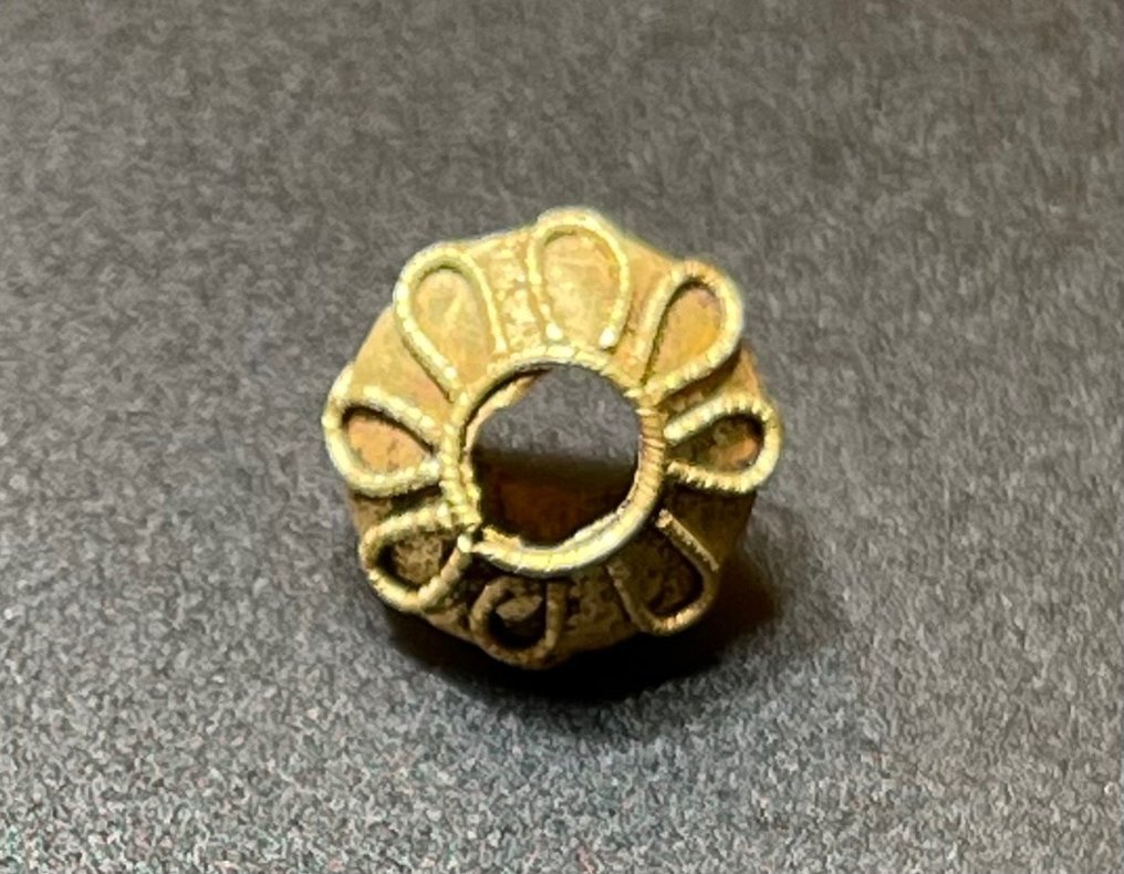 Ancient Roman Gold Elegant Bead with Stylish 'Flower's Leafs' embossed Decoration. With an Austrian Export License. #3.2