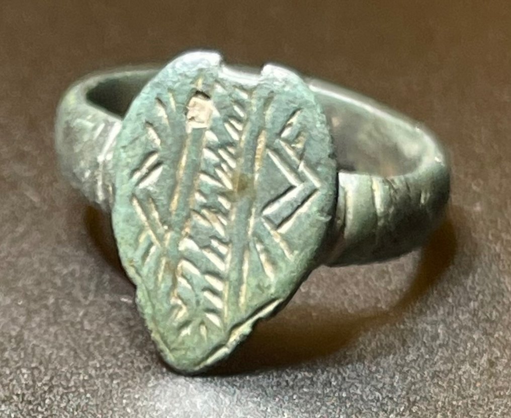 中世纪，十字军时代 黄铜色 精美、装饰华丽的仿制弓箭手戒指。拥有奥地利出口许可证 #2.1
